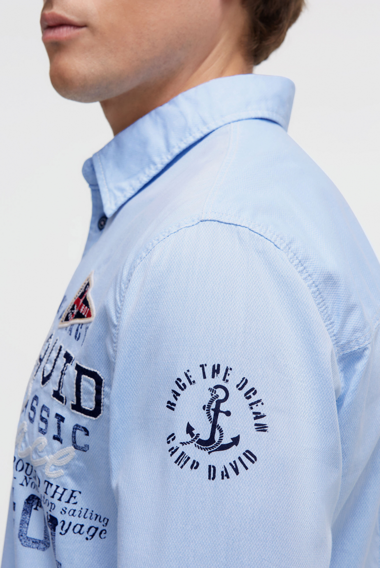 Strukturovaná košile s dlouhým rukávem a aplikacemi loga