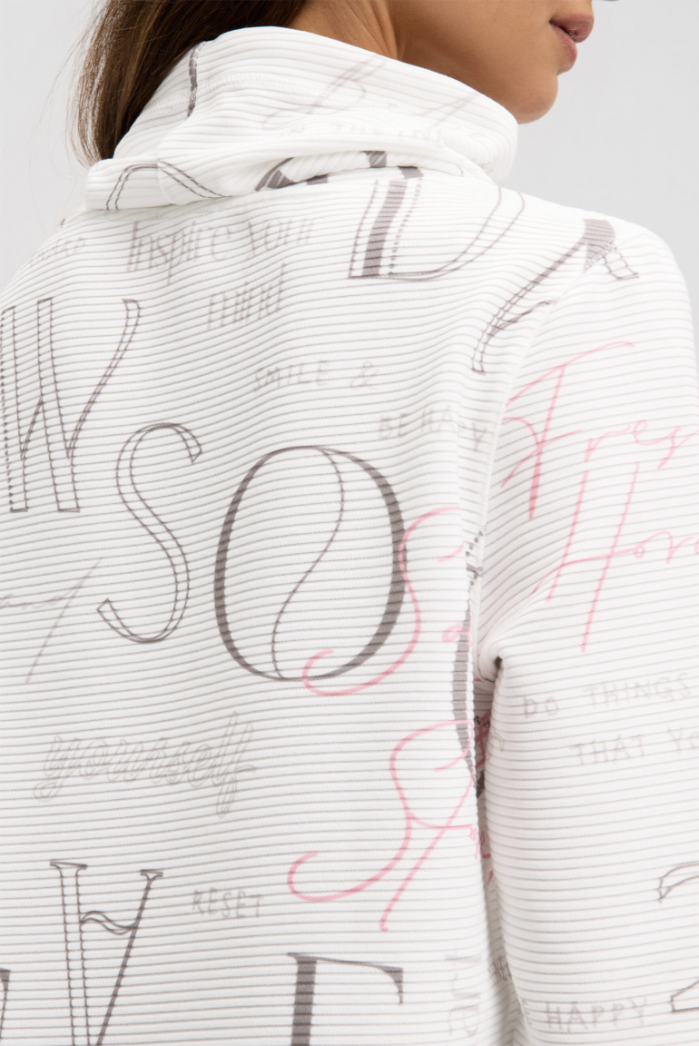 Strukturovaná mikina s vysokým límcem a artworkem