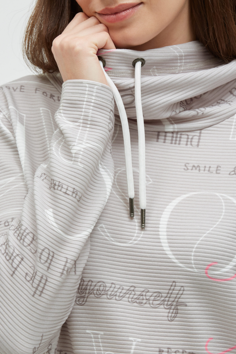 Strukturovaná mikina s vysokým límcem a artworkem