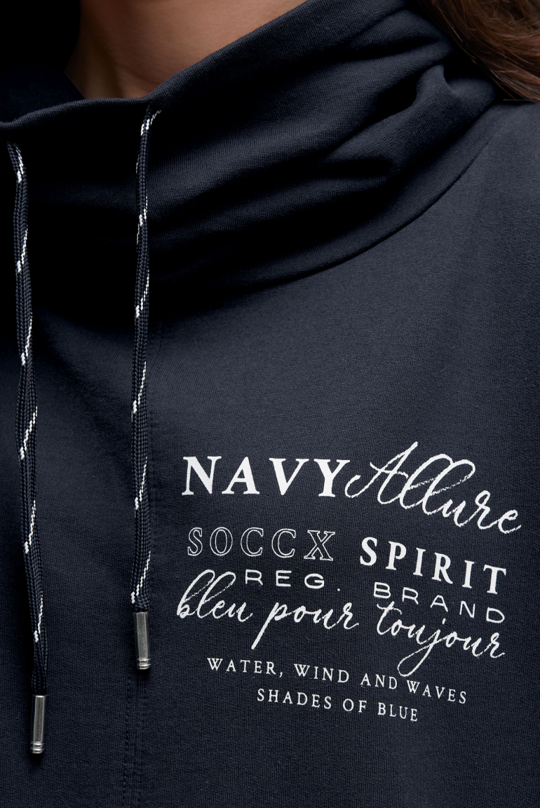 Mikina s vysokým límcem a potiskem na zádech