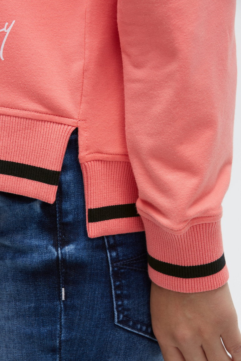 Mikina s výstřihem do V a tištěným nápisem