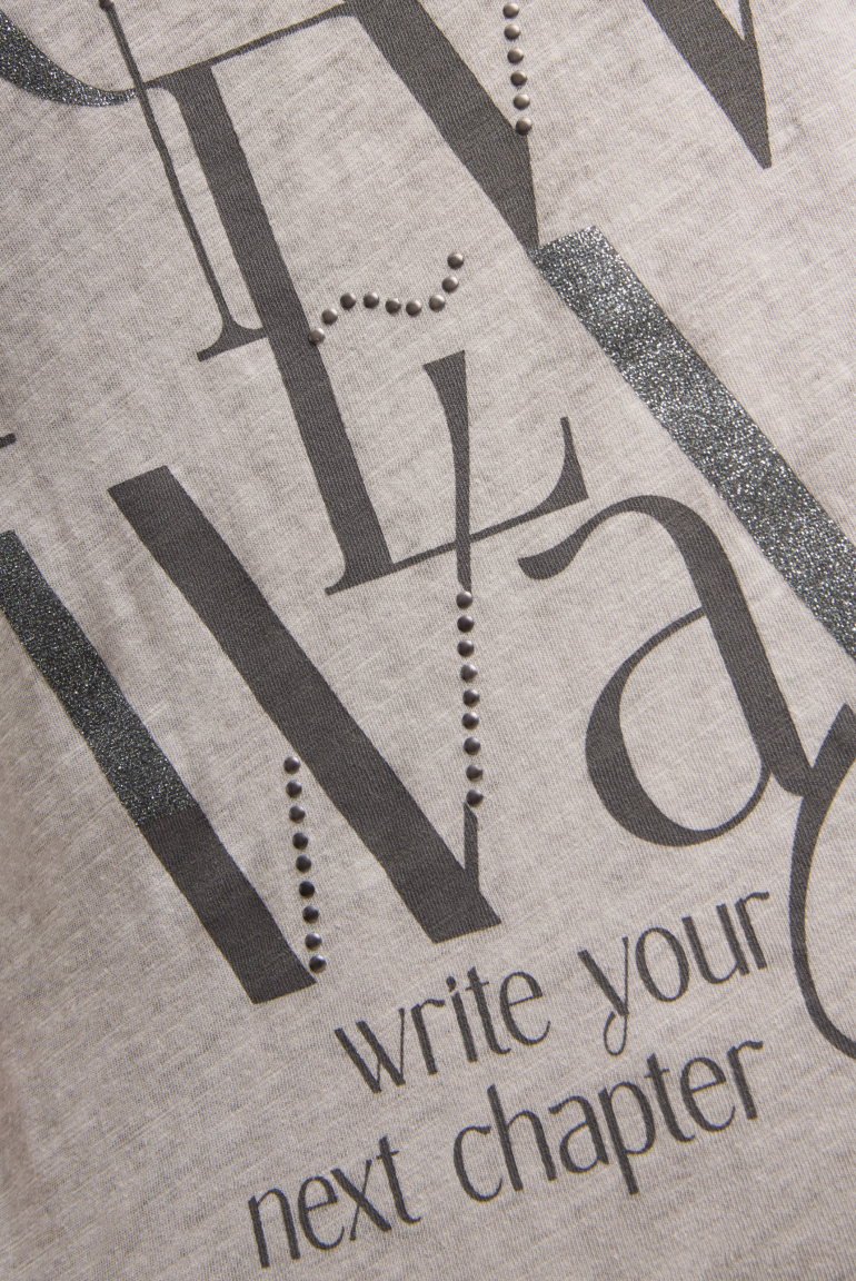 Tričko s lodičkovým výstřihem a artworkem