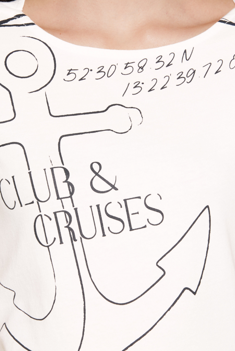 Tričko s lodičkovým výstřihem a artworkem