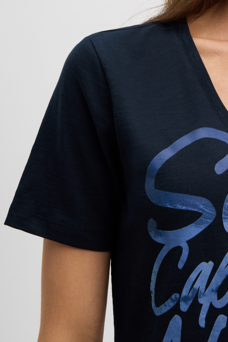 Tričko s výstřihem do V a potiskem