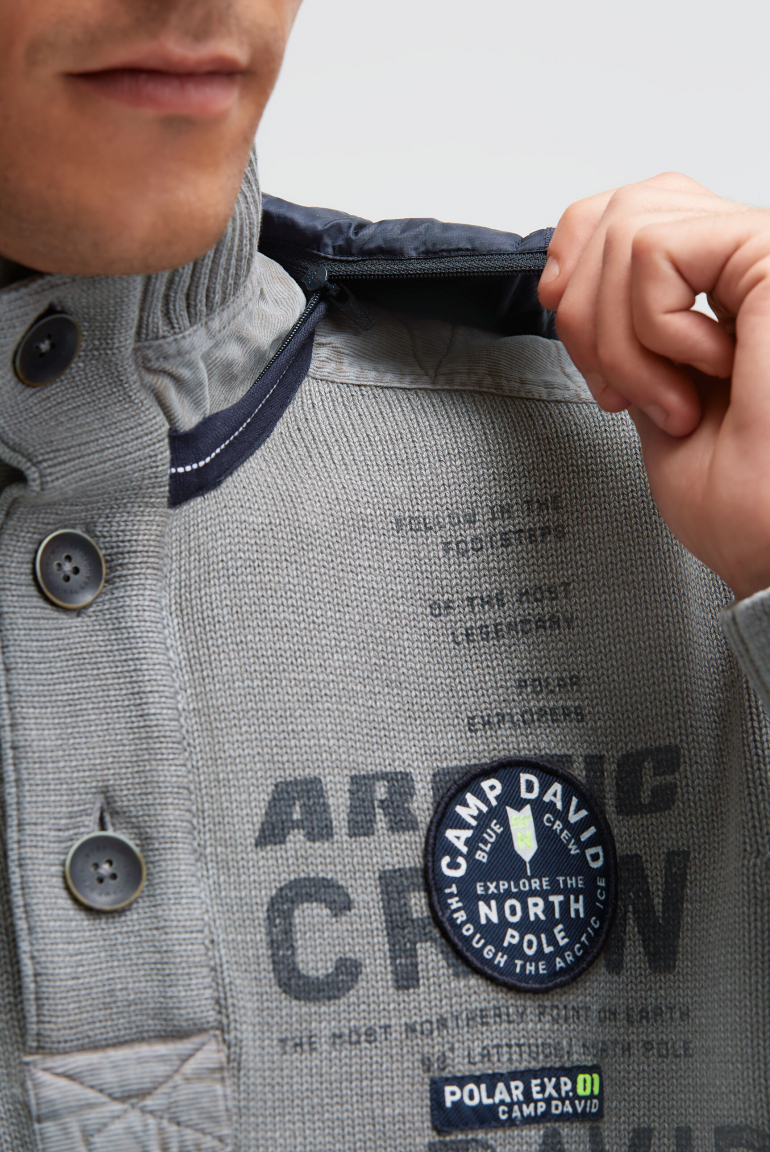 Troyer svetr s odnímatelnou kontrastní kapucí