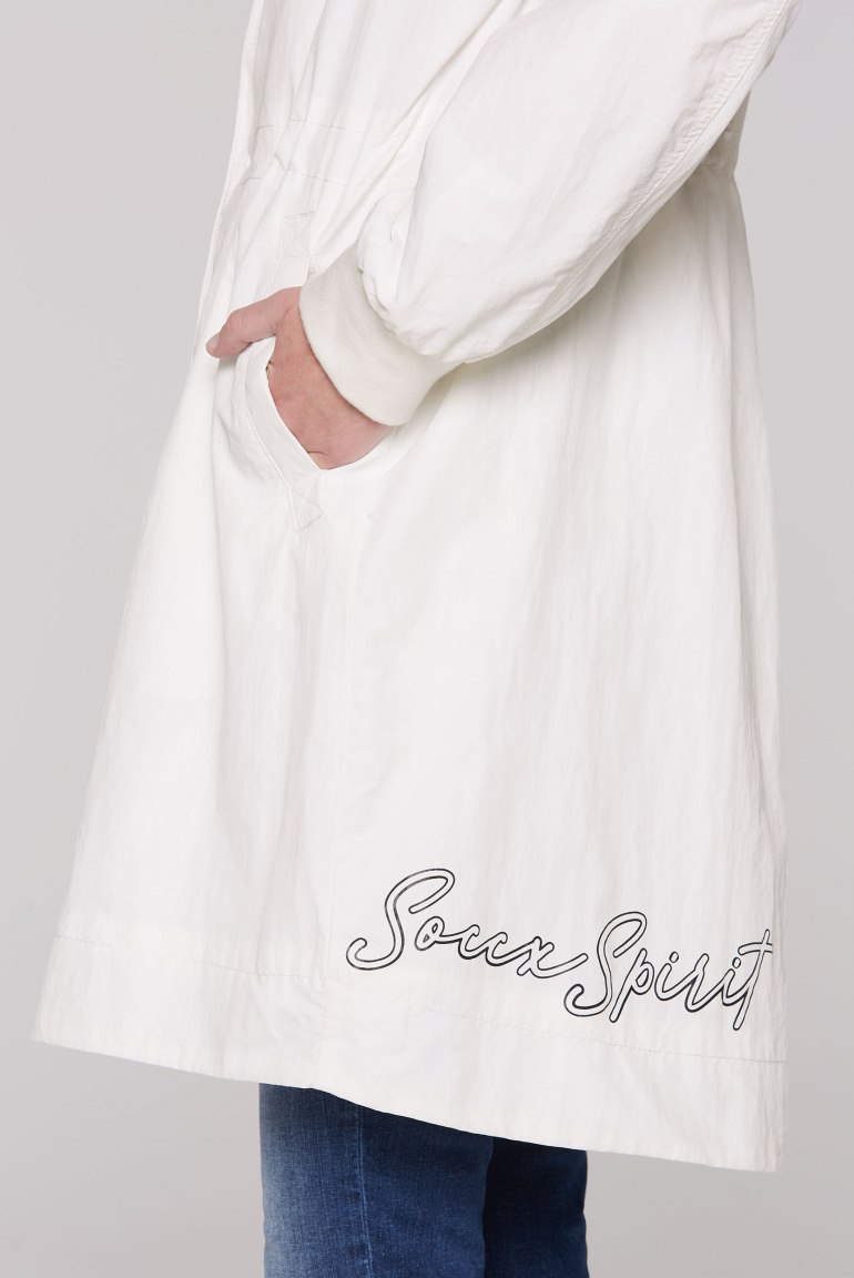 Větrovka s kapucí a detaily s logem