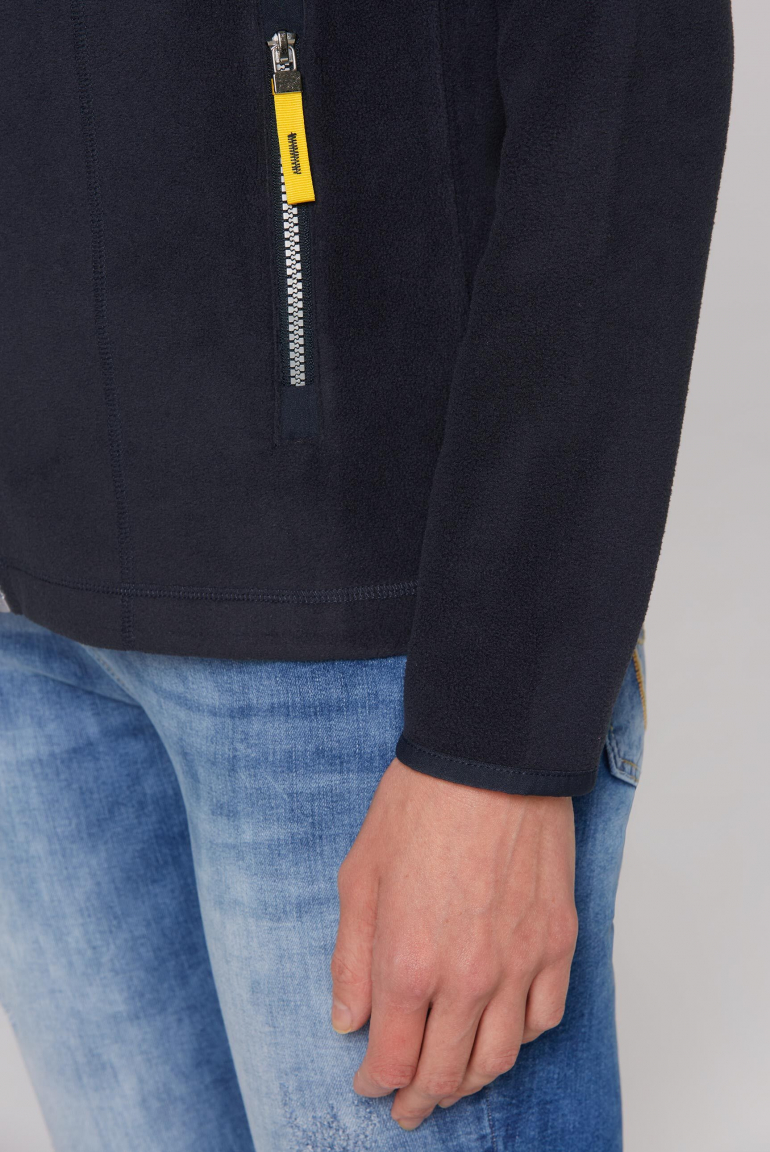 Fleecová bunda s vysokým límcem a potiskem na zádech