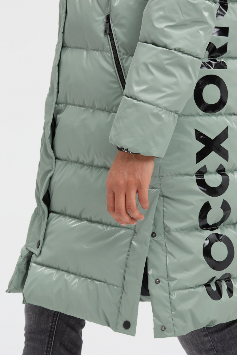 Lesklá prošívaná parka s artworky loga