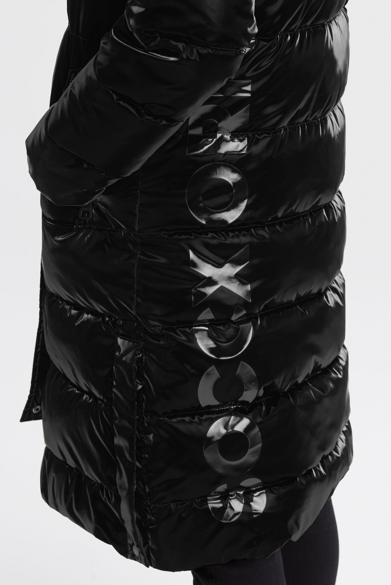 Lesklá prošívaná parka s artworky loga