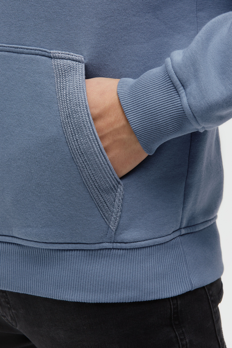 Mikina s kapucí, gumovým potiskem a pásky