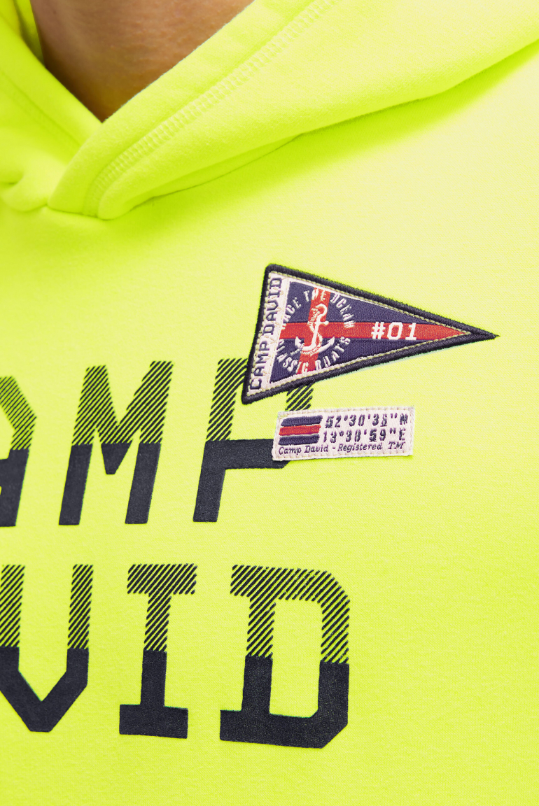 Mikina s kapucí, gumovým potiskem a pásky