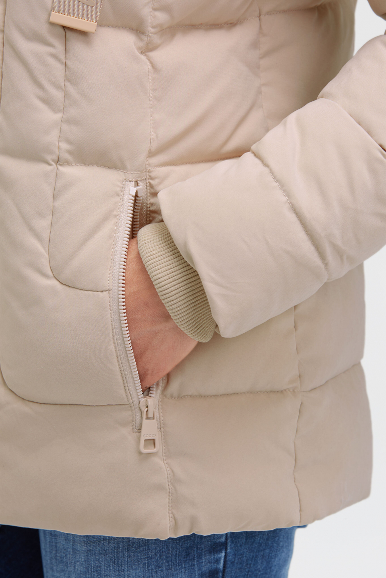 Bunda s prošívaným designem a kapucí