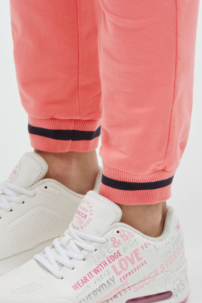 Tepláky s detaily na manžetách