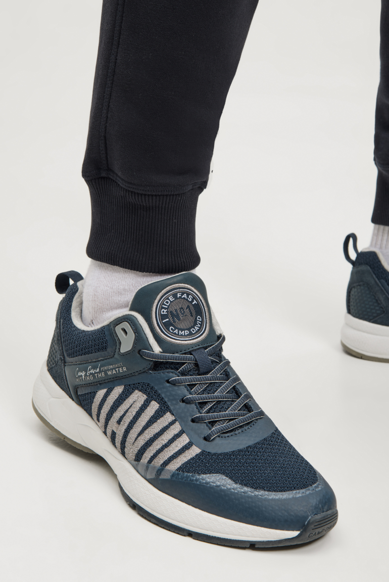 Tepláky s reliéfním potiskem