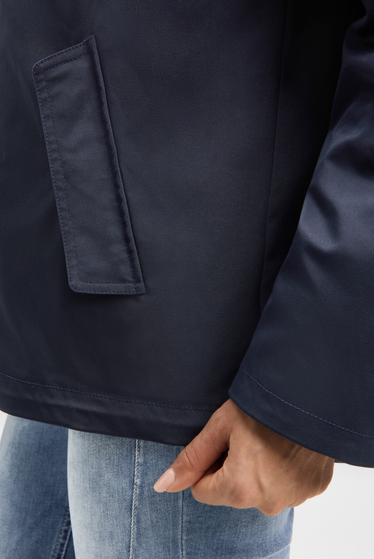 Krátká bunda s kapucí a artworkem