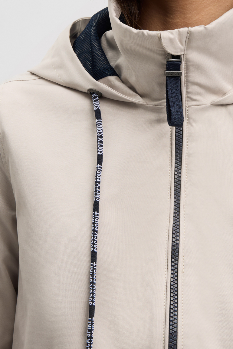 Krátká bunda s kapucí a artworkem