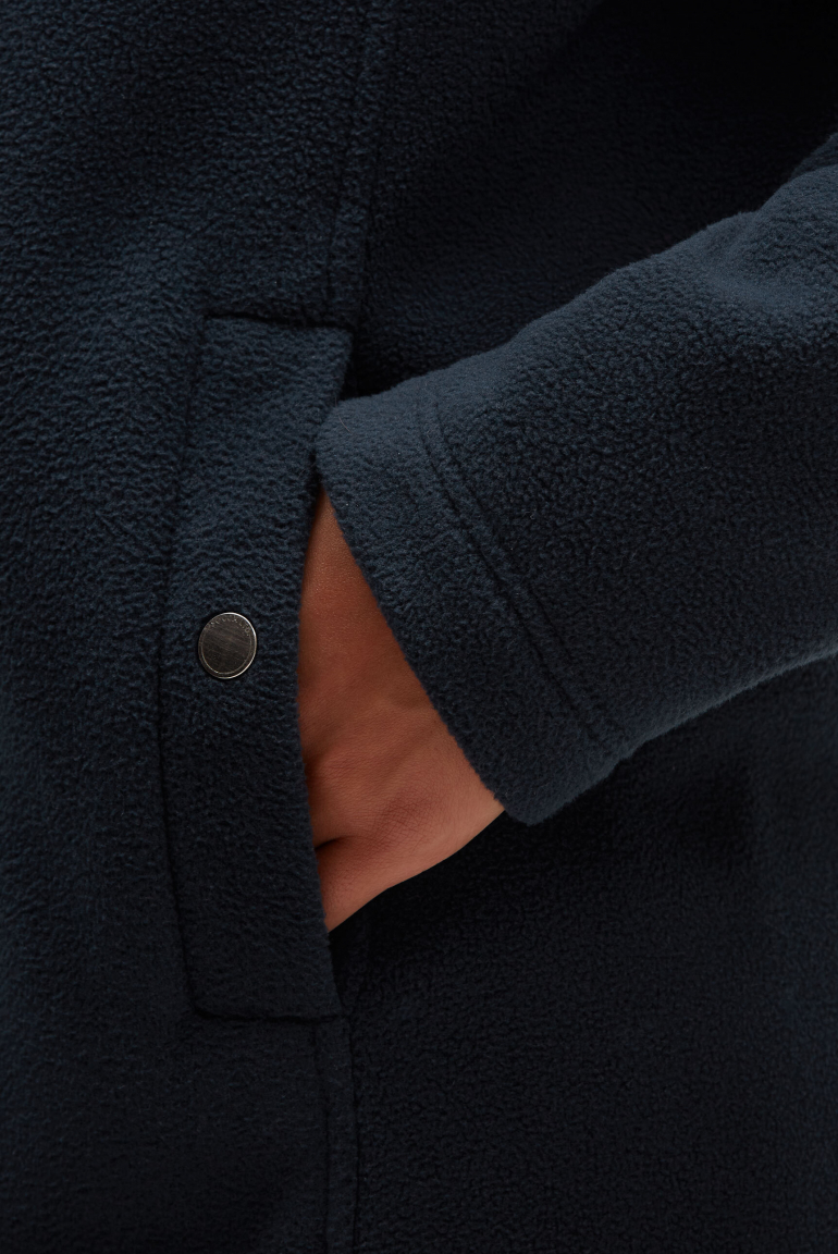 Dlouhá fleecová bunda s kapucí a nášivkou s logem