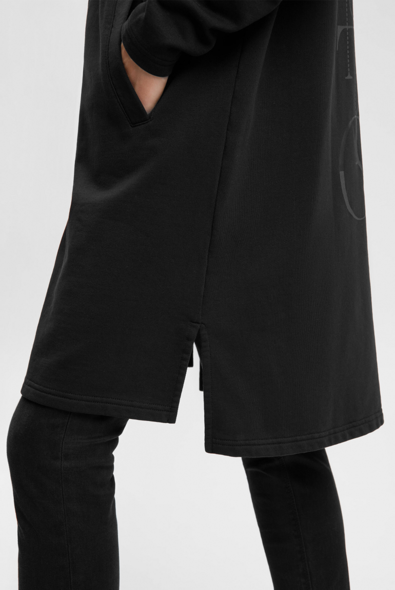 Dlouhá mikina s kapucí a potiskem na zádech