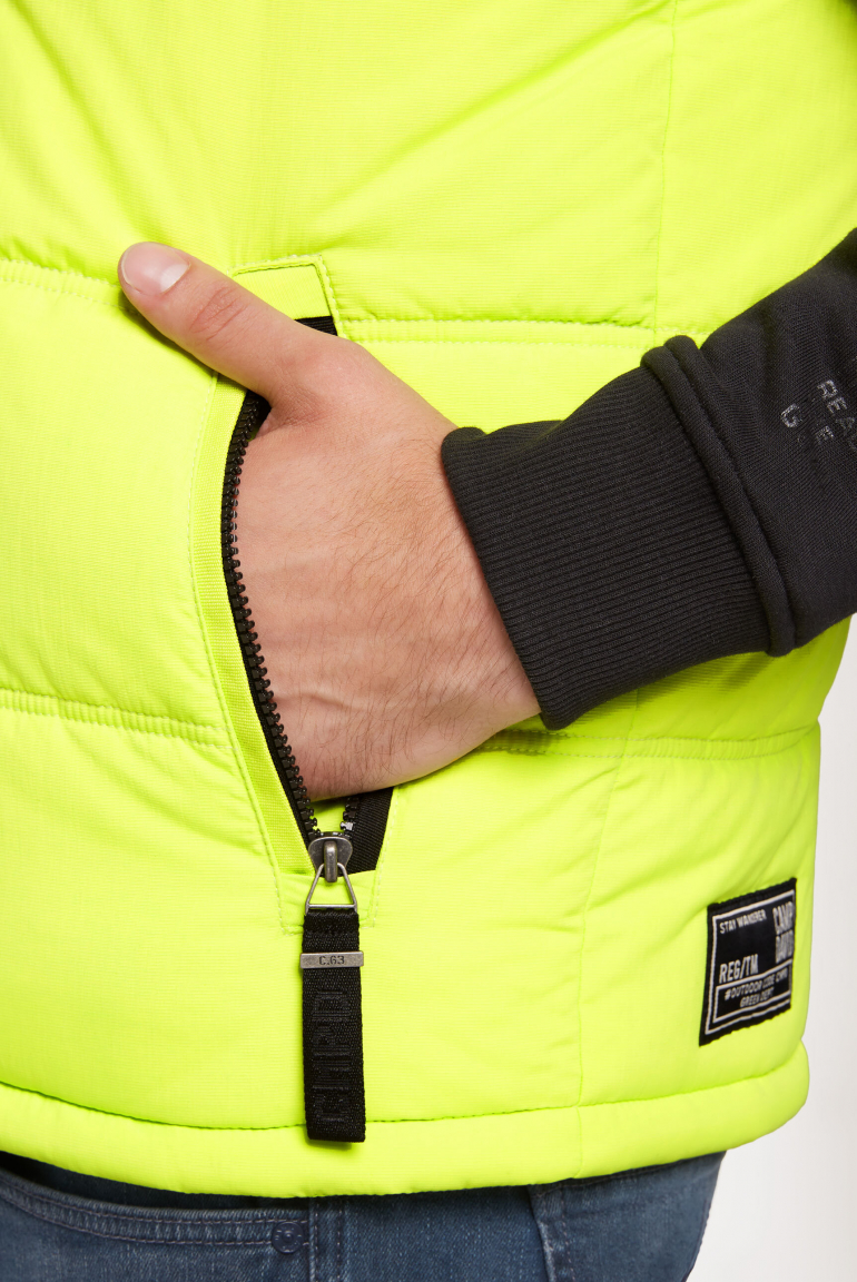 Outdoorová vesta s odnímatelnou kapucí z pružného materiálu