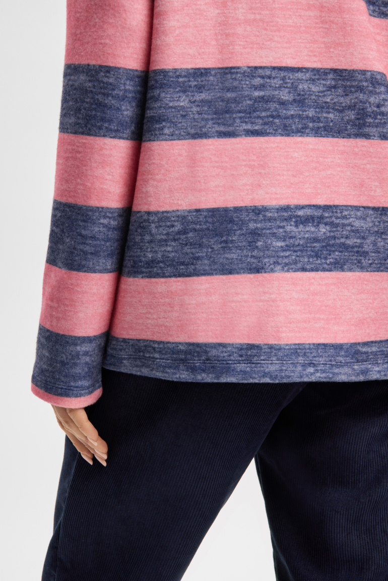 Svetr z flaušového úpletu s širokými pruhy