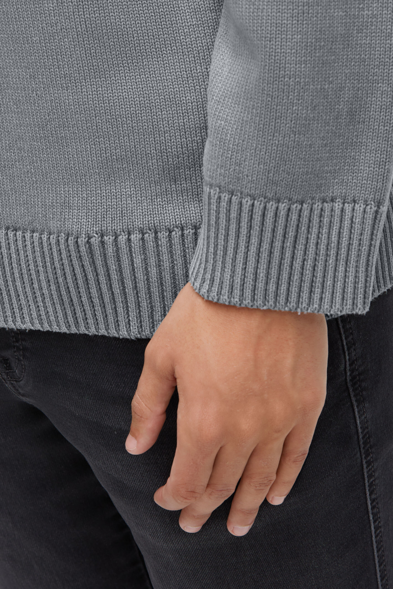 Svetr s výstřihem do V, potiskem loga a pásky