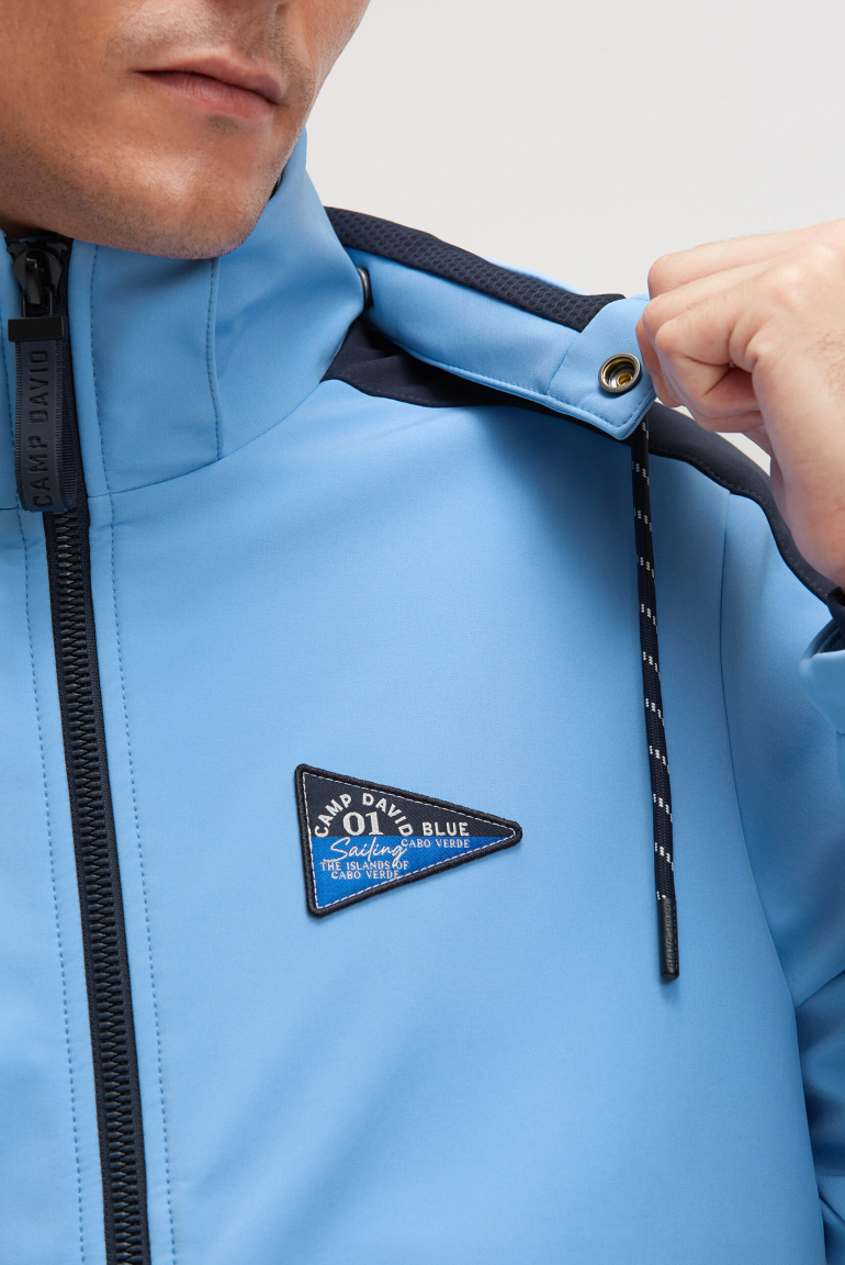 Softshellová bunda s odnímatelnou kapucí s logem