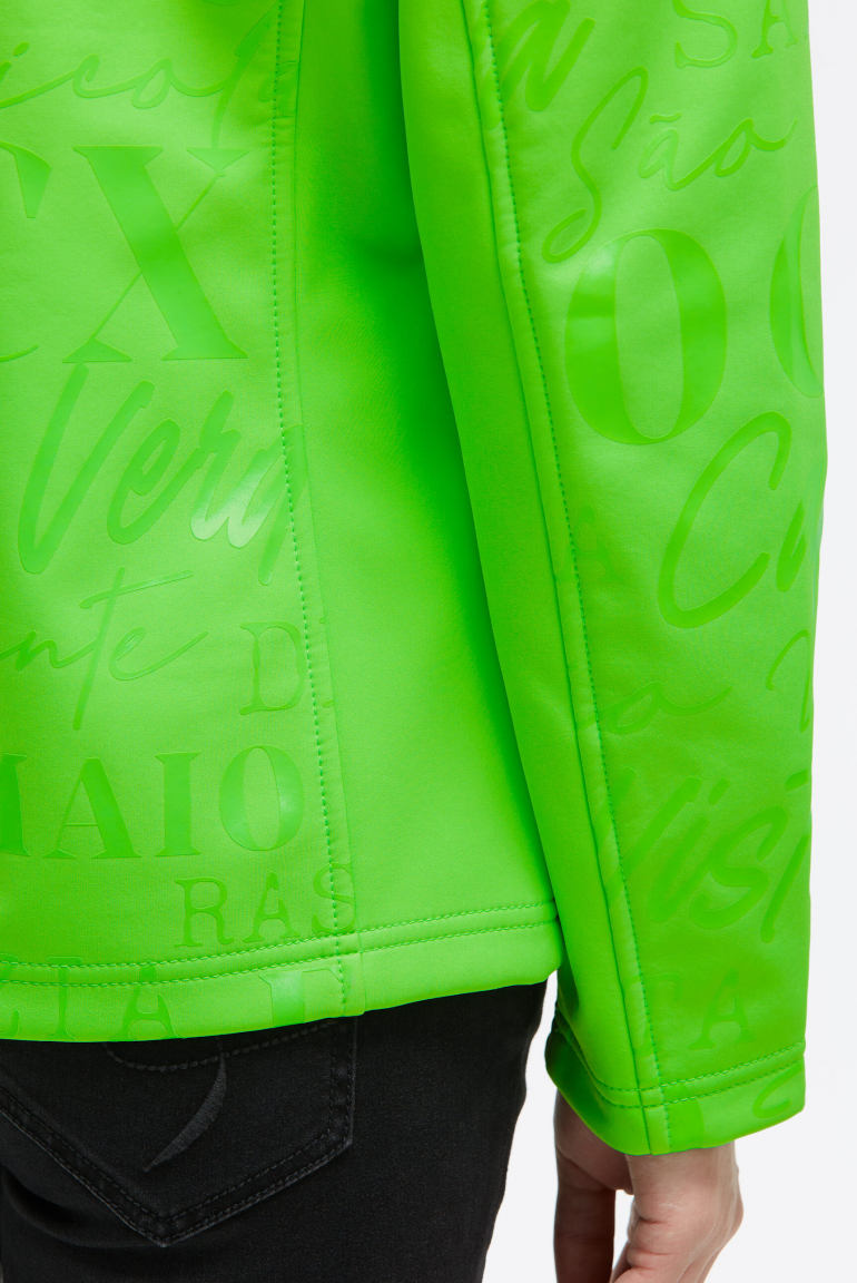 Softshellová bunda s kapucí a lesklým celoplošným potiskem