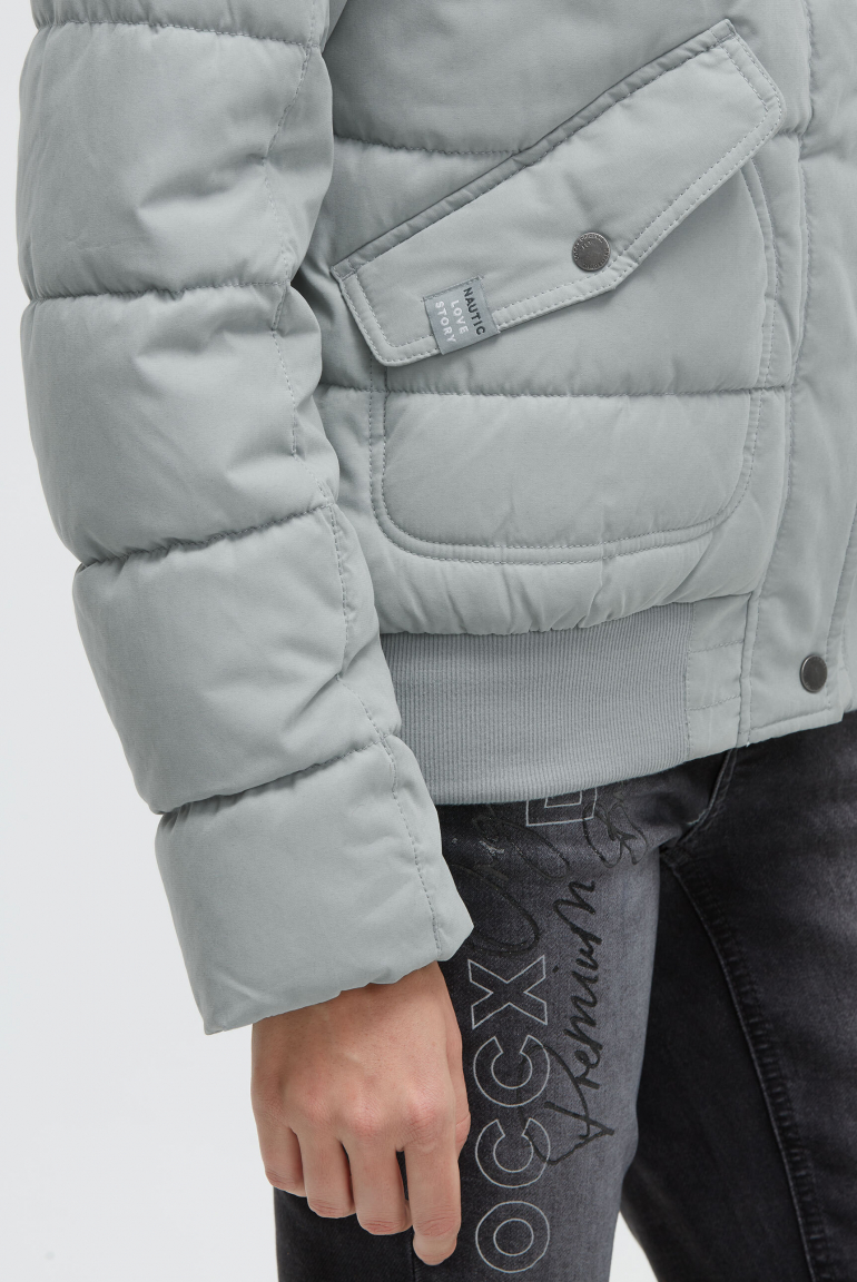 Prošívaný bomber s kapucí s umělou kožešinou