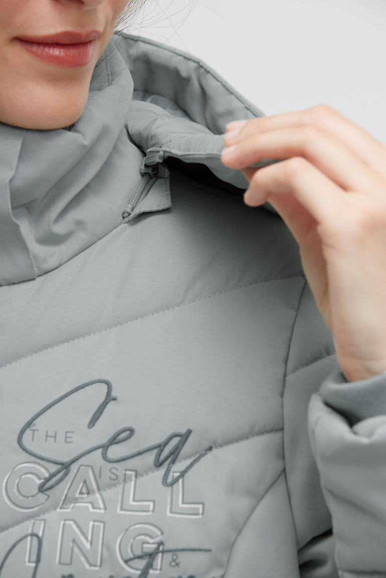 Prošívaná parka s odnímatelnou kapucí