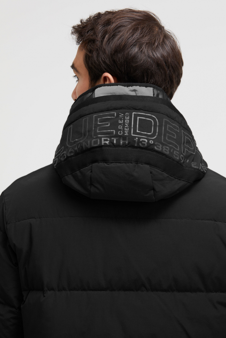 Prošívaná parka s vrstvenou kapucí