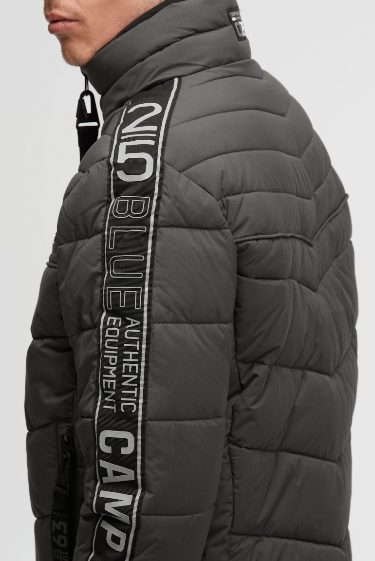 Prošívaný bomber s dvojitým límcem a páskami s logem