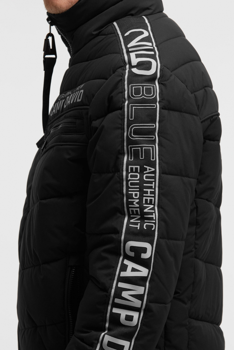 Prošívaný bomber s dvojitým límcem a pásky s logem