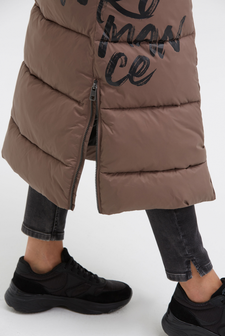 Prošívaný kabát s kapucí a potisky loga