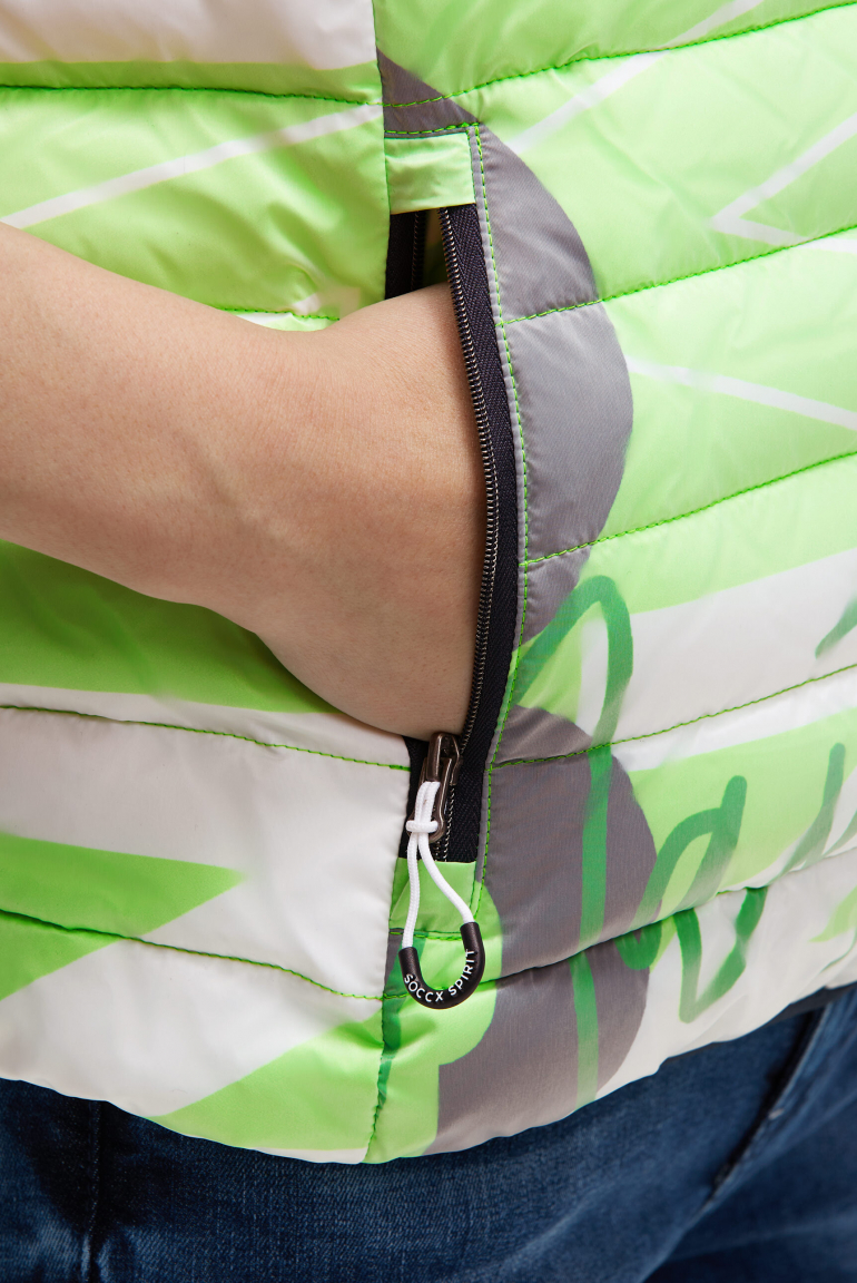 Prošívaná vesta s kapucí v límci a celoplošným potiskem