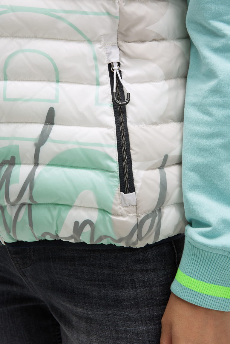 Prošívaná vesta s kapucí v límci a celoplošným potiskem