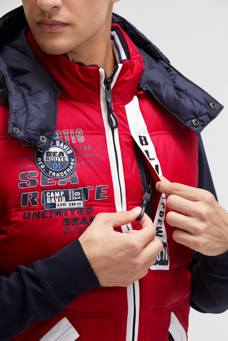 Prošívaná vesta s pásky, artworky a kapucí