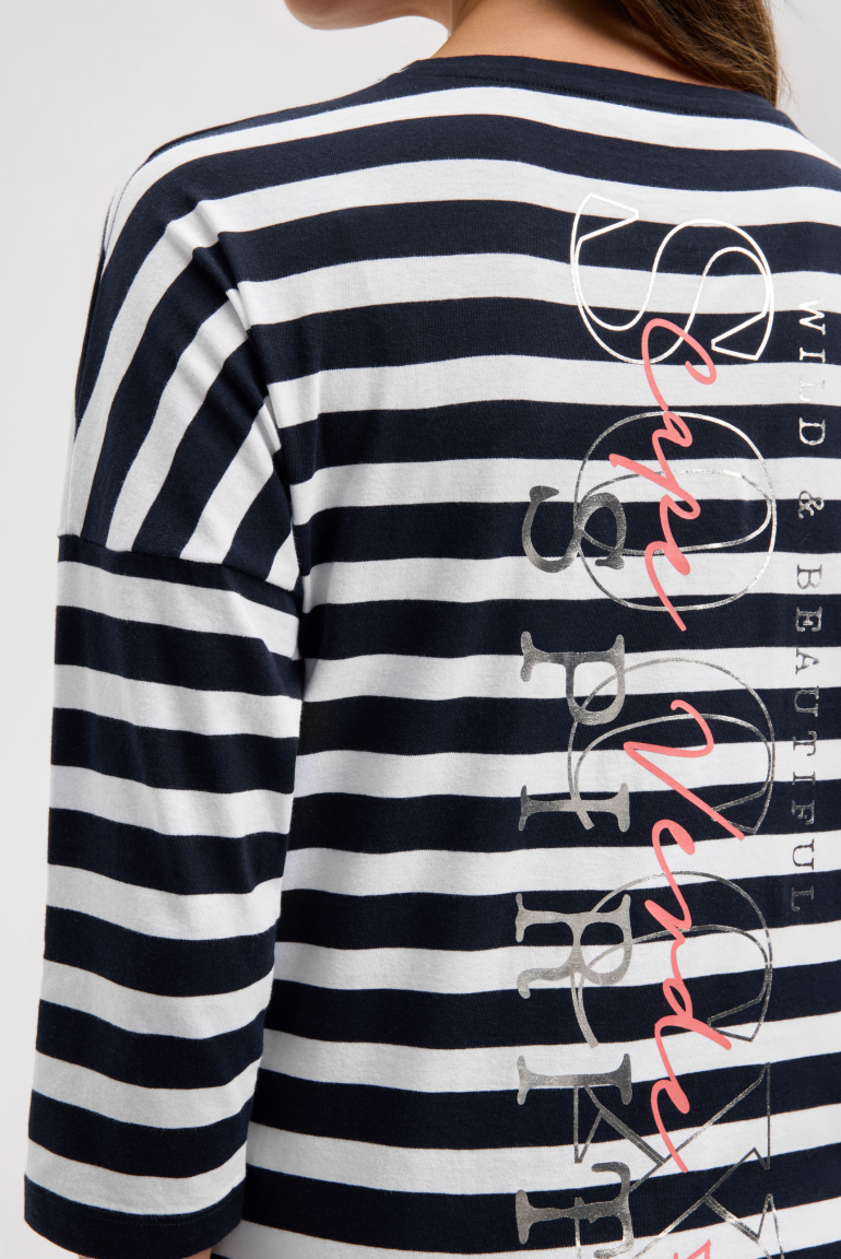 Pruhované tričko s potiskem na zádech a 3/4 rukávy