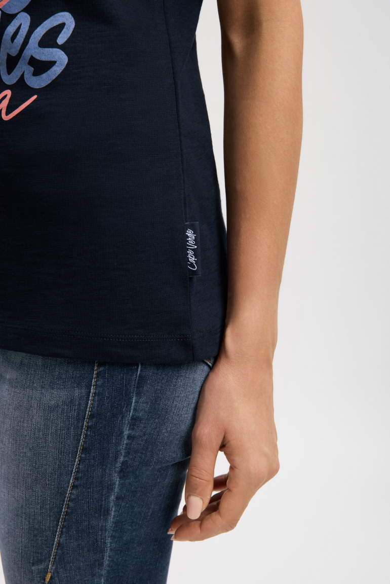 Tričko s výstřihem do V a potiskem