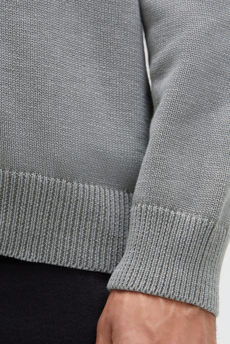 Troyer svetr s odnímatelnou kontrastní kapucí