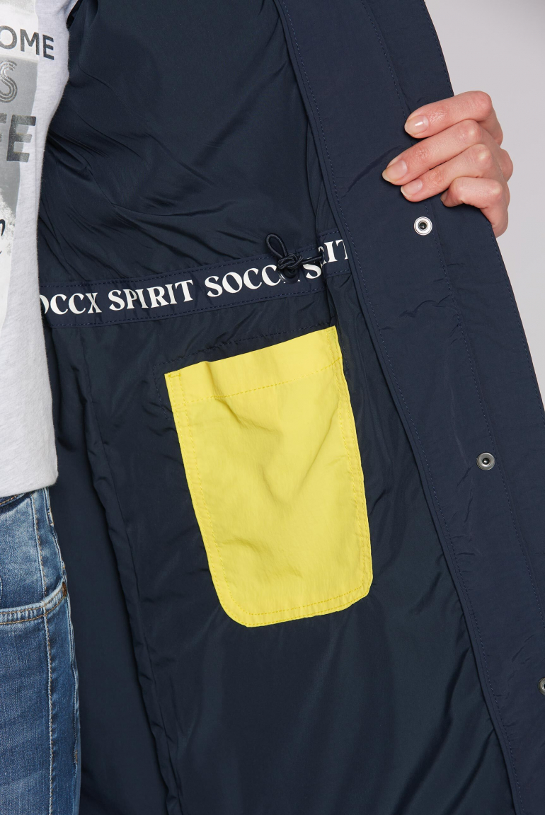 Větrovka s kapucí a detaily s logem