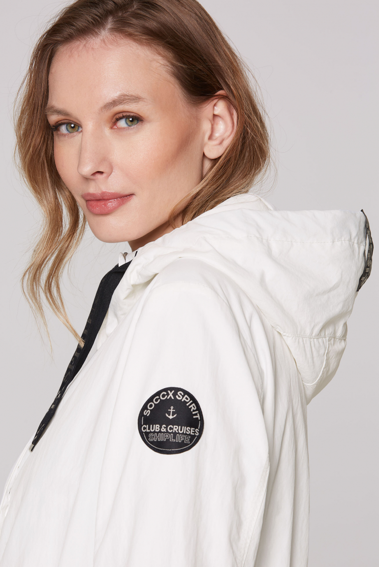 Větrovka s kapucí a detaily s logem