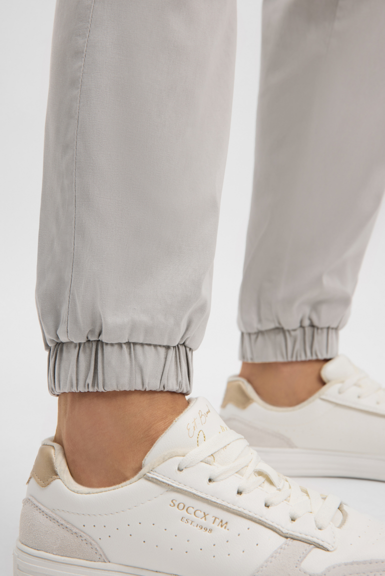 Kalhoty ve stylu tepláků s potiskem