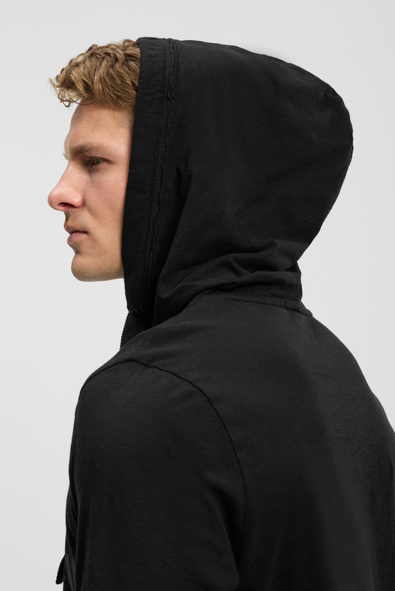 Tričko s dlouhým rukávem, kapucí a potiskem na přední straně