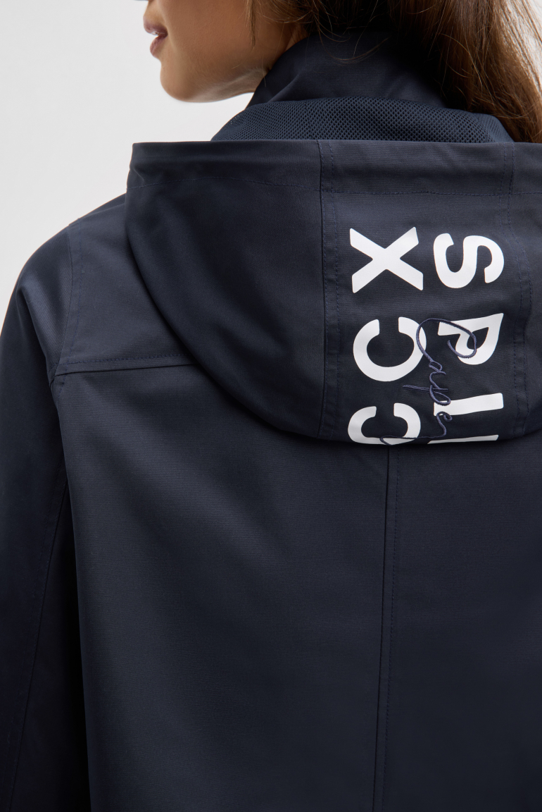 Krátká bunda s kapucí a artworkem