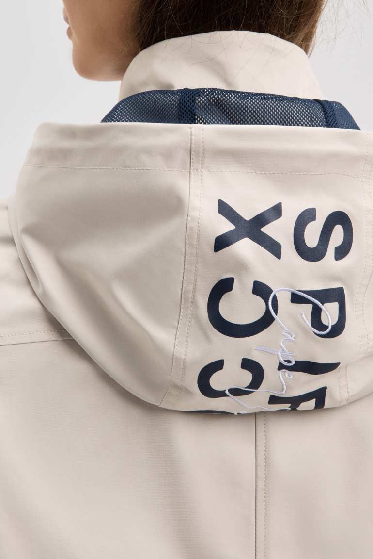 Krátká bunda s kapucí a artworkem