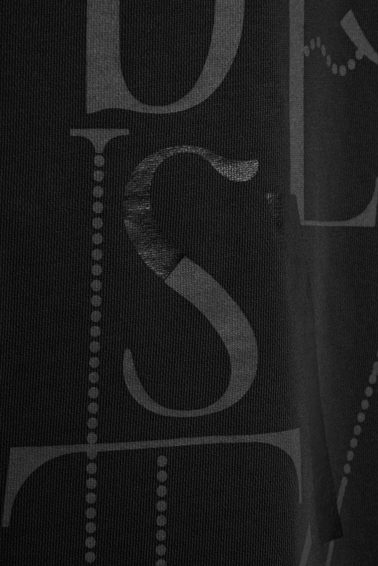 Dlouhá mikina s kapucí a potiskem na zádech