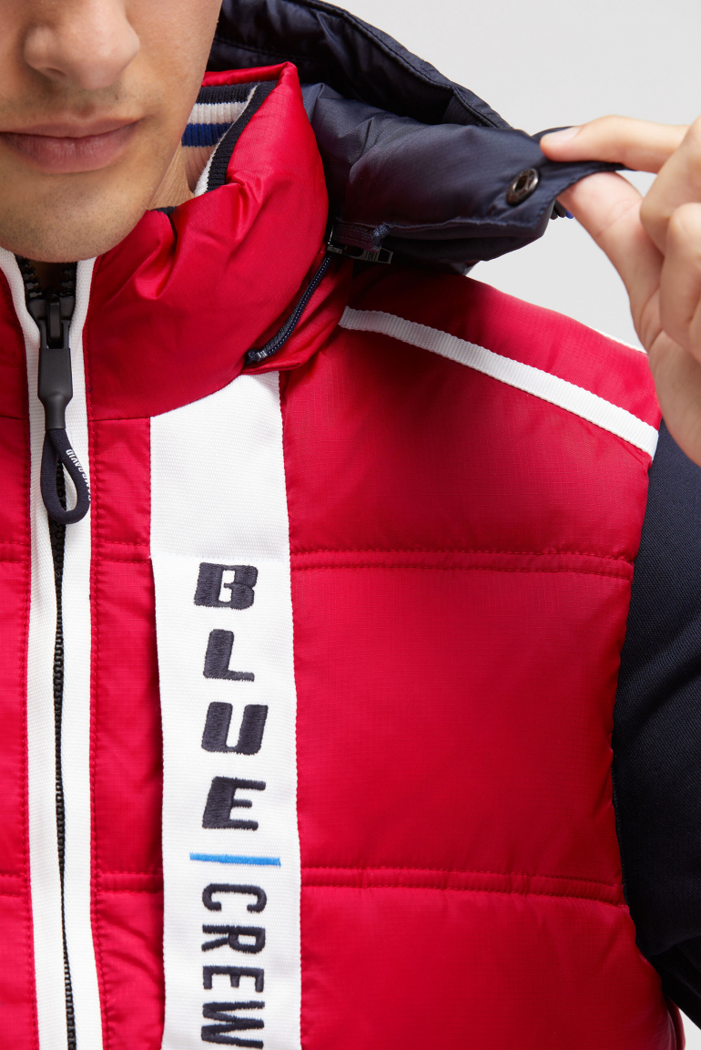 Prošívaná vesta s pásky, artworky a kapucí