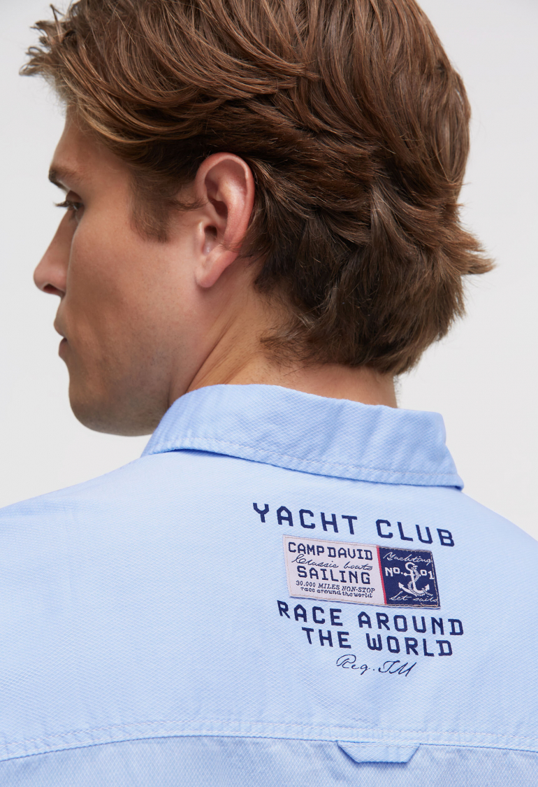 Strukturovaná košile s dlouhým rukávem a aplikacemi loga