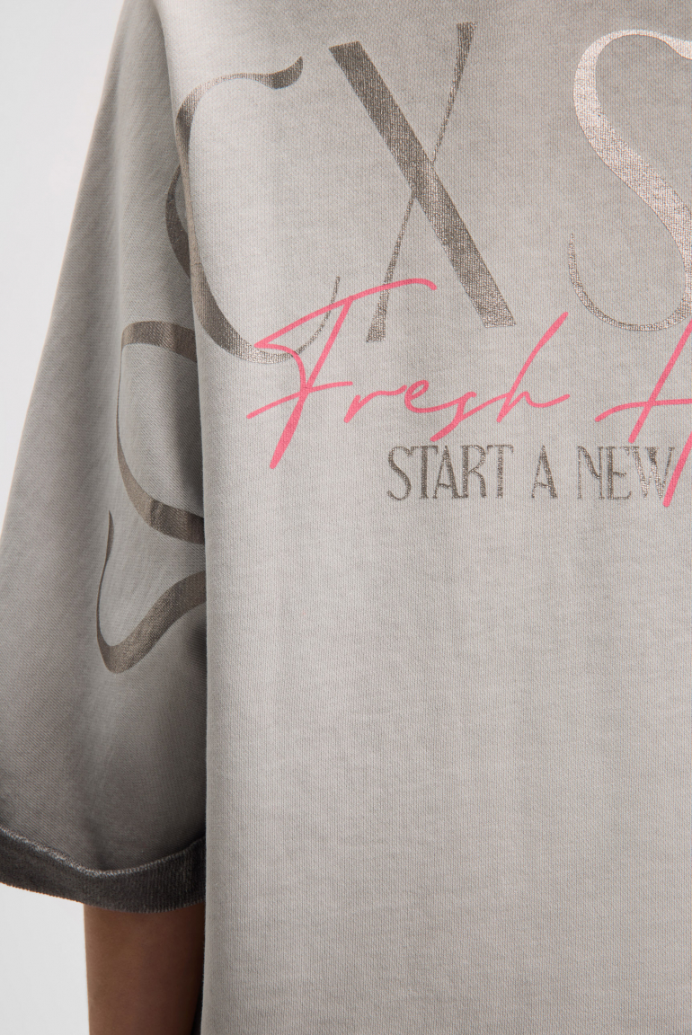 Mikina olejově barvená s krátkým rukávem a potiskem na zadní straně