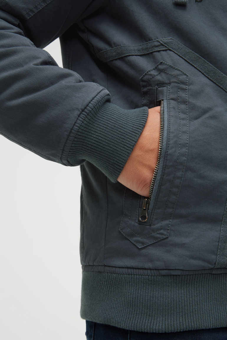 Zateplený bomber s kapucí a artworky